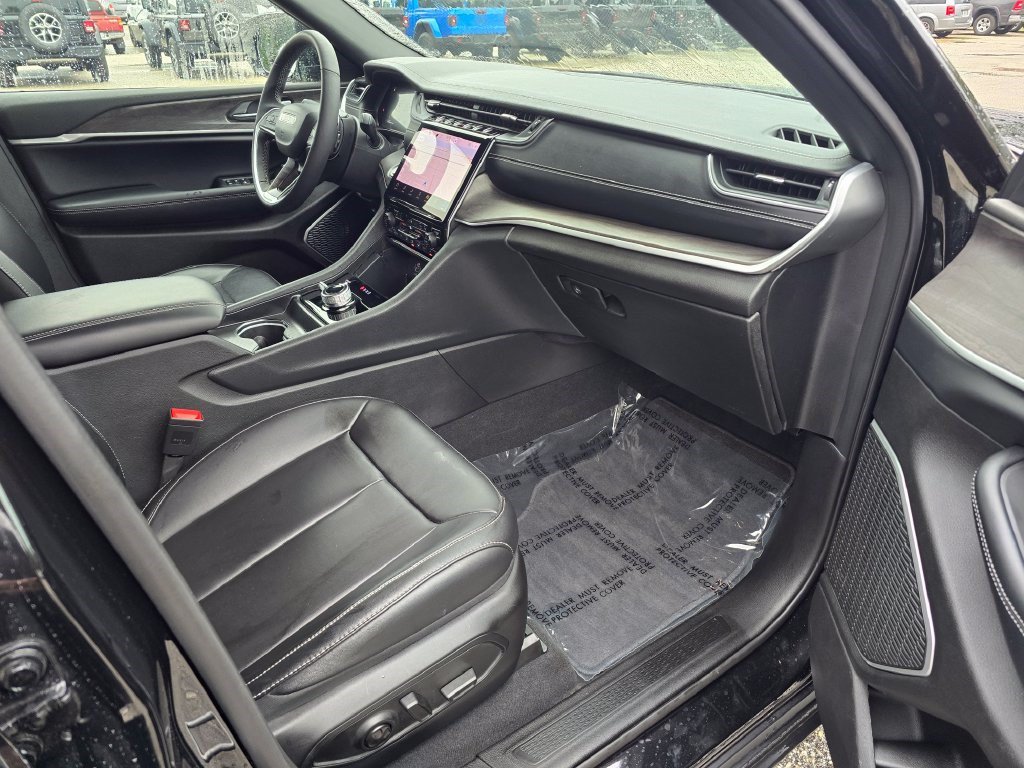 Used 2025 Jeep Grand Cherokee Limited AWD/4WD image 32