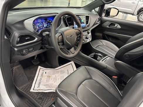 Used 2025 Chrysler Pacifica Limited image 18