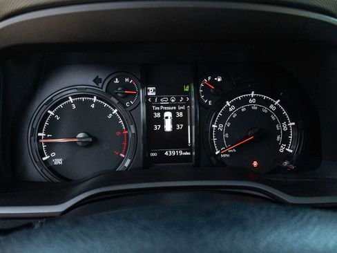 Used 2022 Toyota 4Runner SR5 Premium w/ Moonroof Package RWD image 58
