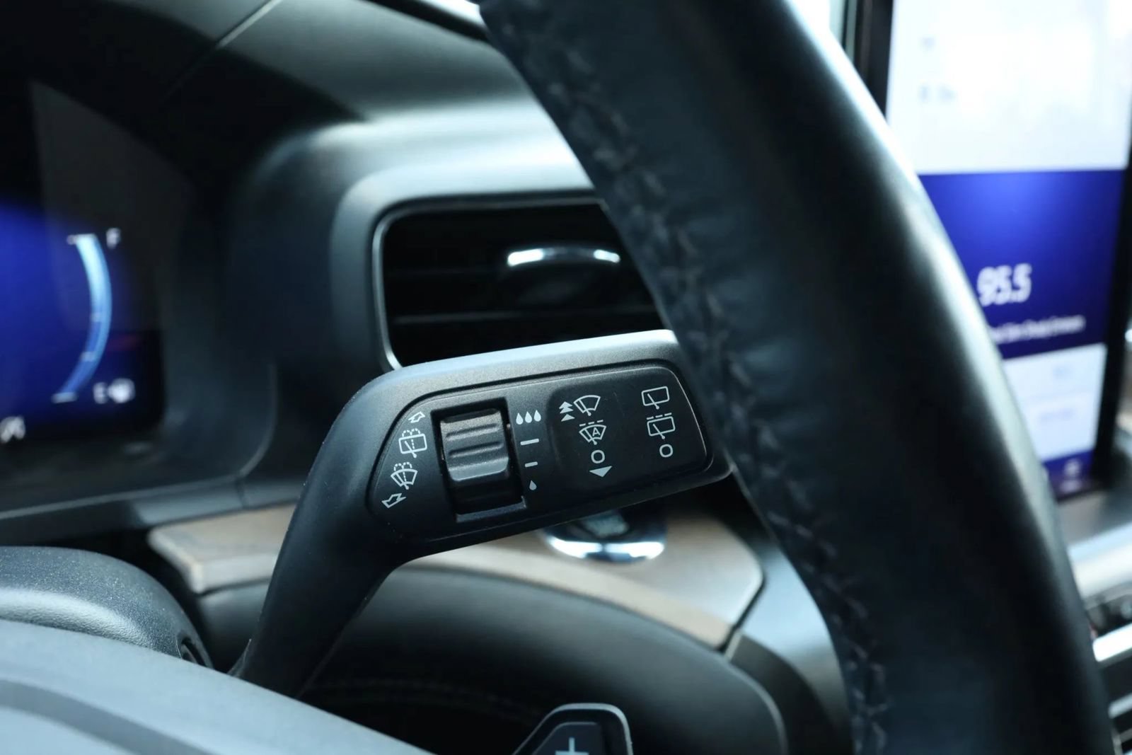 Used 2020 Ford Explorer Platinum w/ Premium Technology Package AWD/4WD image 28