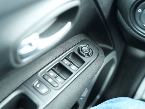 Used 2021 Jeep Renegade Latitude w/ Luxury Group I image 31