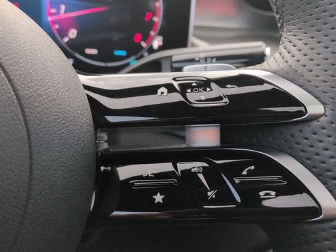 Used 2025 Mercedes-Benz GLC 300 4MATIC image 26