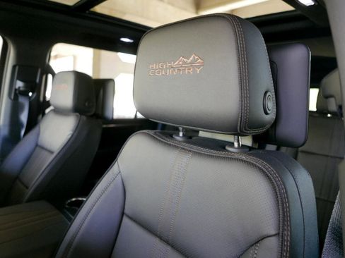 Used 2025 Chevrolet Suburban High Country image 27