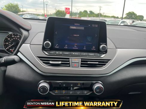 Used 2024 Nissan Altima 2.5 SR FWD image 16
