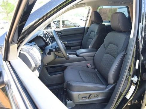 Certified 2025 Nissan Pathfinder SV FWD image 10