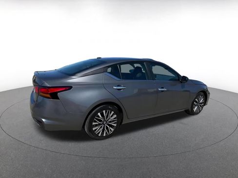 Used 2025 Nissan Altima 2.5 SV FWD image 14