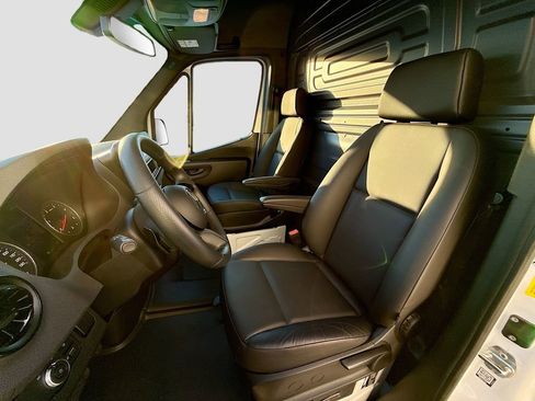 Used 2025 Mercedes-Benz Sprinter 2500 image 20