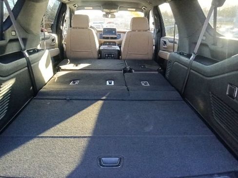 Used 2024 Chevrolet Suburban Premier RWD image 27