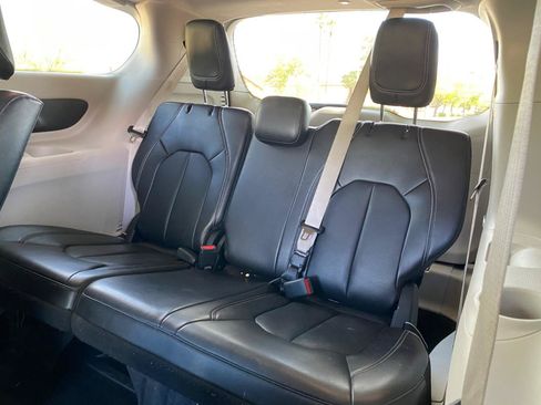 Used 2024 Chrysler Pacifica Limited FWD image 37
