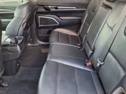 Used 2023 Kia Telluride LX FWD image 12