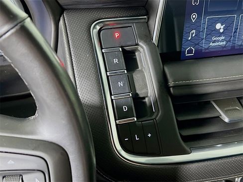 Used 2022 GMC Yukon SLT w/ SLT Premium Package image 16