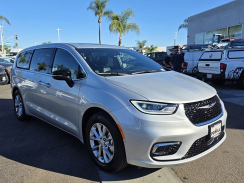 New 2026 Chrysler Pacifica Limited image 6