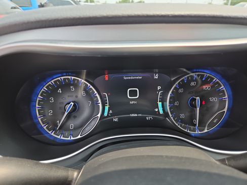 Used 2026 Chrysler Pacifica Limited FWD image 4