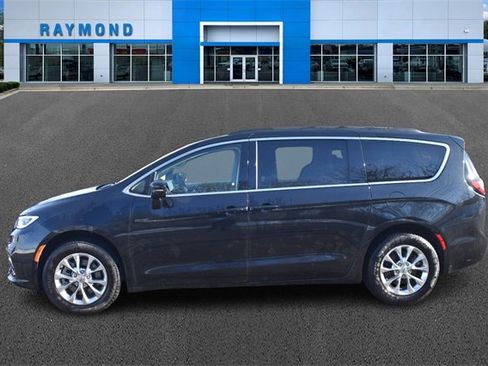 Used 2022 Chrysler Pacifica Touring-L image 6