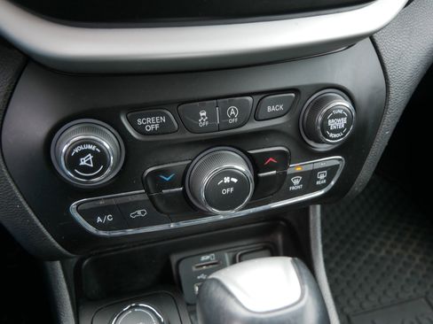 Certified 2018 Jeep Cherokee Latitude Plus w/ Cold Weather Group image 29