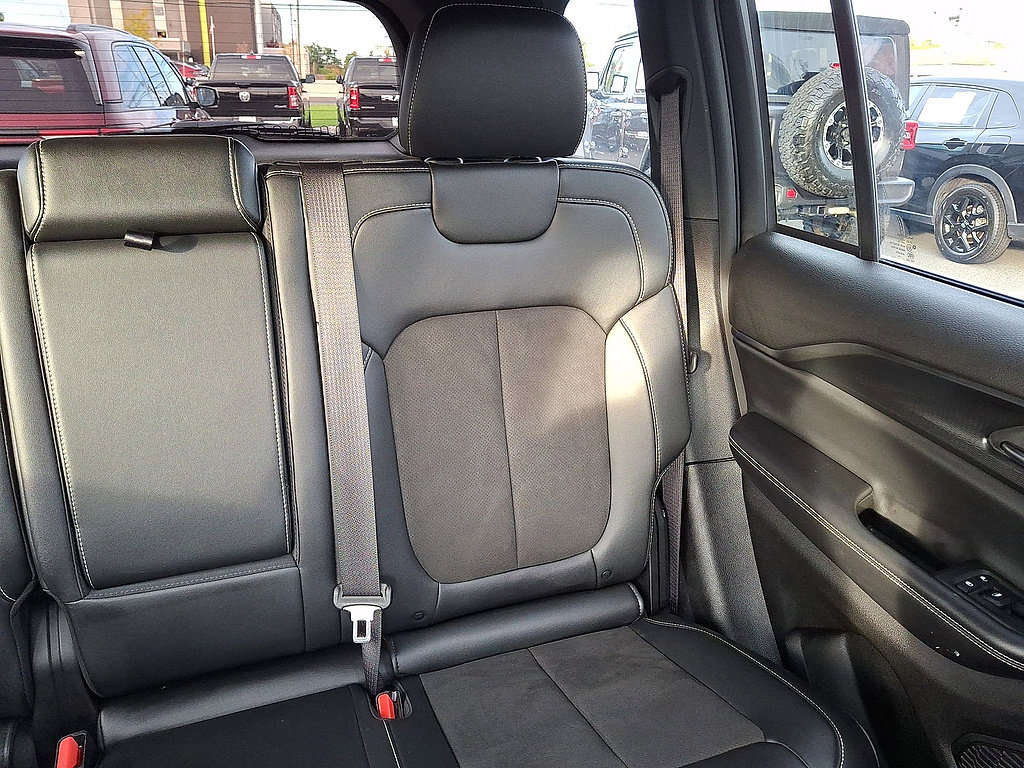 Used 2023 Jeep Grand Cherokee Altitude AWD/4WD image 14