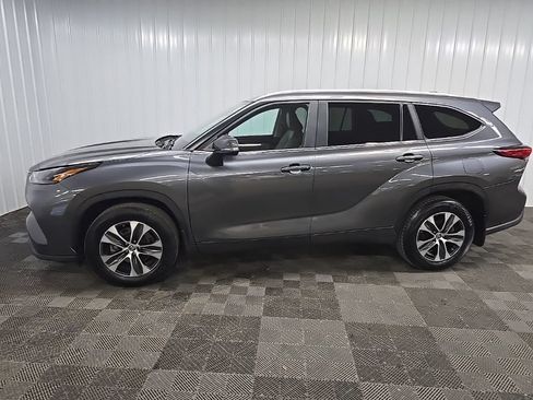 Used 2023 Toyota Highlander XLE AWD/4WD image 5
