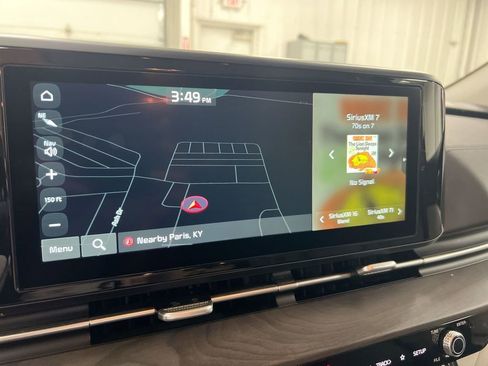 Used 2024 Kia Carnival EX FWD image 10