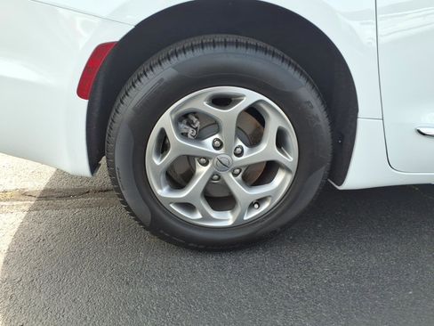 Used 2023 Chrysler Pacifica Limited AWD/4WD image 9