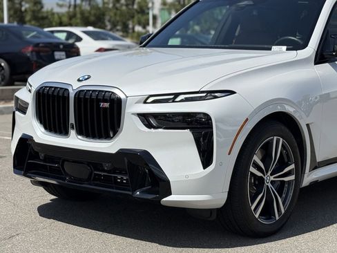 Used 2025 BMW X7 M60i w/ Climate Comfort Package image 10