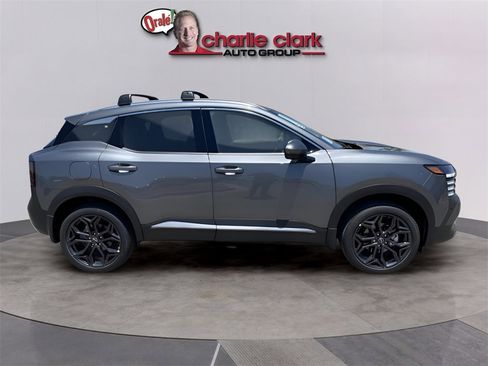 New 2025 Nissan Kicks SR image 9