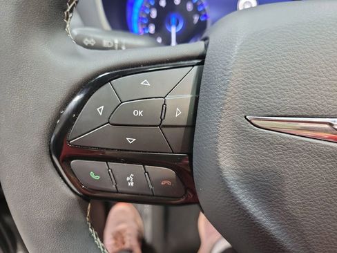 Used 2025 Chrysler Pacifica Limited image 31