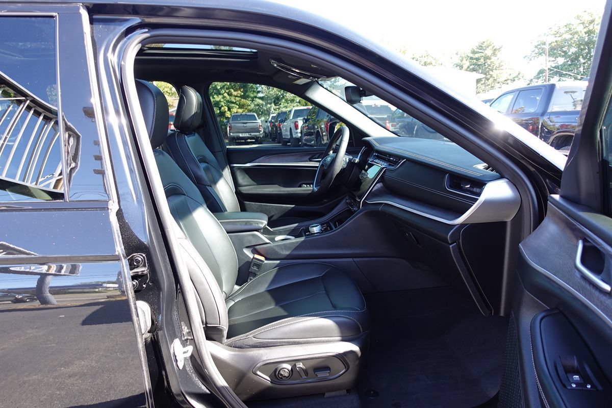 Used 2024 Jeep Grand Cherokee Limited w/ Black Appearance Package AWD/4WD image 36