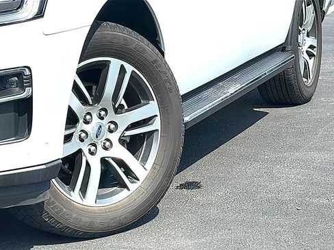 Used 2023 Ford Expedition Limited image 3