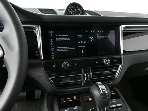 Certified 2025 Porsche Macan image 11