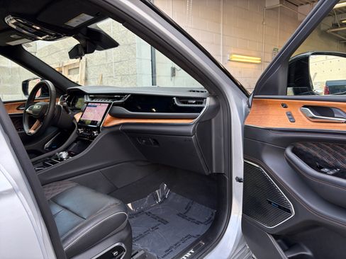 Used 2024 Jeep Grand Cherokee Summit AWD/4WD image 27
