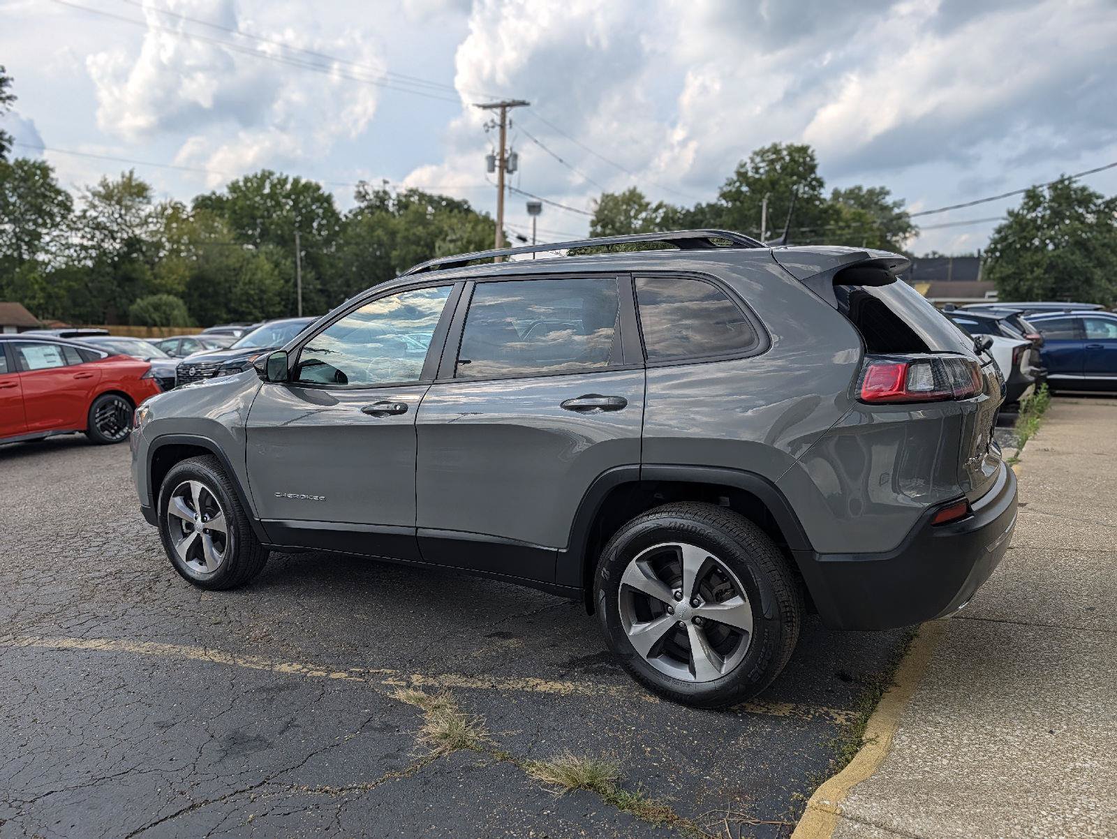 Used 2022 Jeep Cherokee Limited AWD/4WD image 12