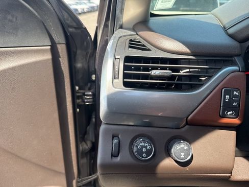 Used 2018 Chevrolet Suburban Premier AWD/4WD image 17