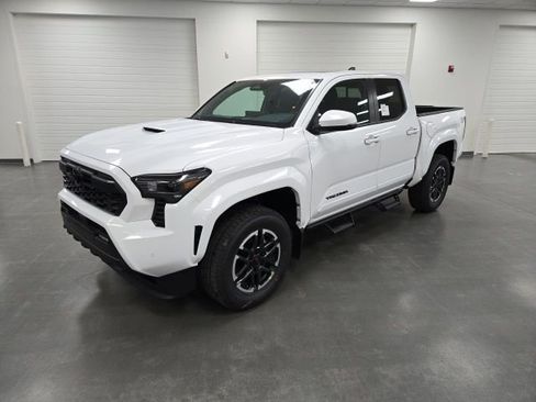 New 2026 Toyota Tacoma TRD Sport w/ TRD Sport Upgrade Package image 2