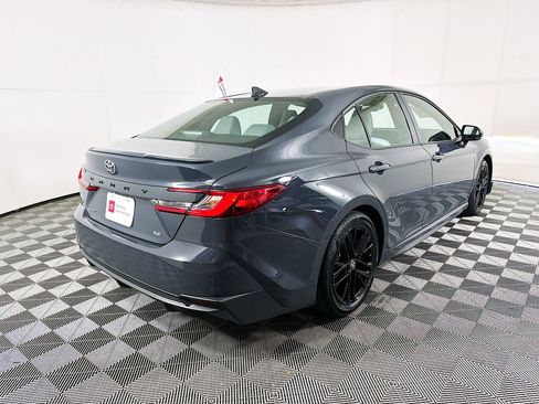 Used 2025 Toyota Camry SE w/ Convenience Package image 3