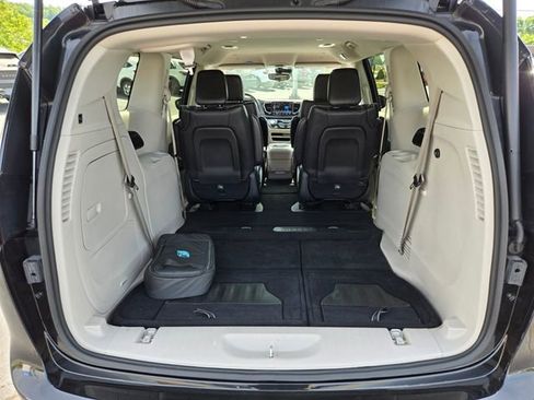 Used 2023 Chrysler Pacifica Touring-L FWD image 14