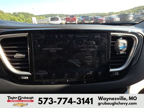Used 2023 Chrysler Pacifica Touring-L FWD image 10