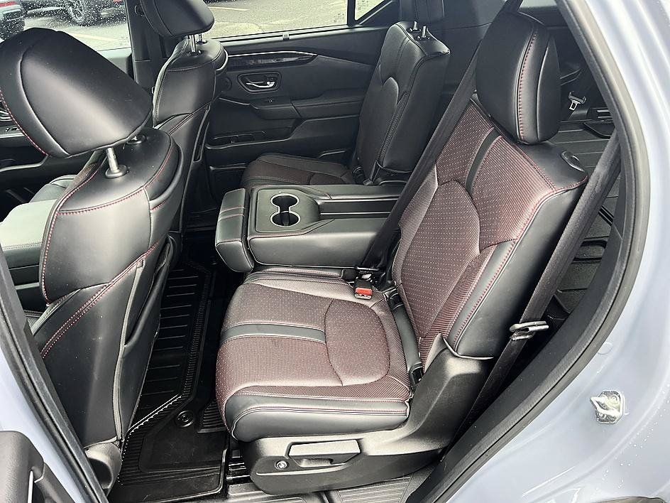 Used 2025 Honda Pilot Black Edition image 14