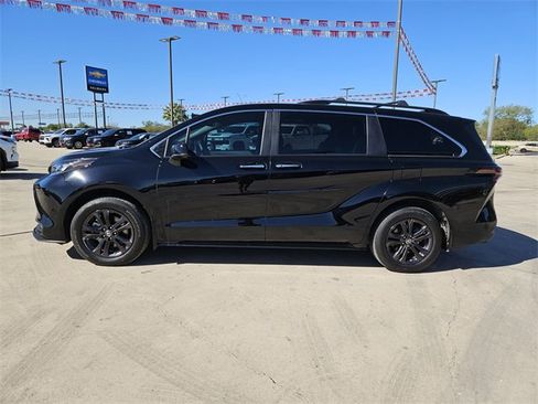 Used 2024 Toyota Sienna XLE Woodland Edition image 4