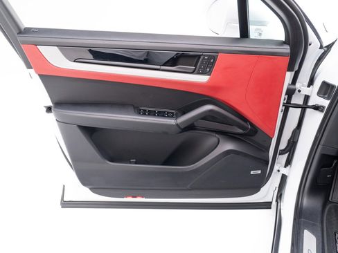 Used 2025 Porsche Cayenne S image 21