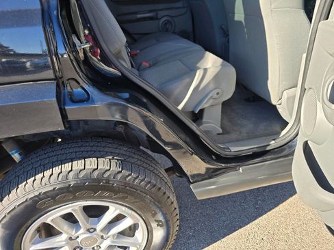 Used 2007 Jeep Commander Sport image 28