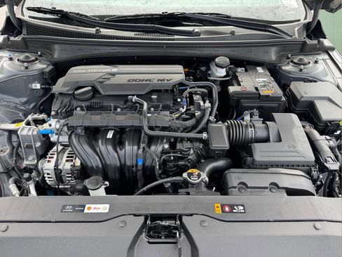 Certified 2025 Hyundai Elantra Limited FWD image 19