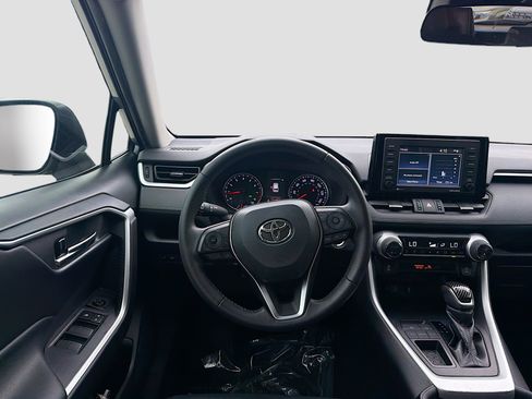 Used 2020 Toyota RAV4 XLE Premium image 18