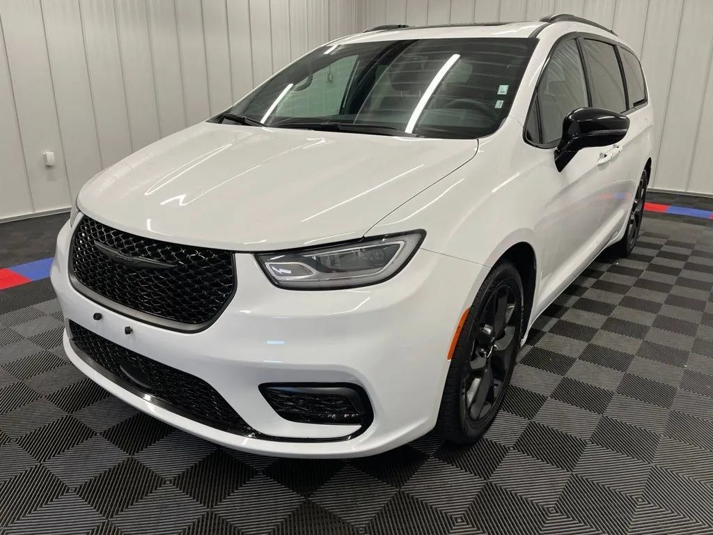 Used 2025 Chrysler Pacifica Limited FWD image 8