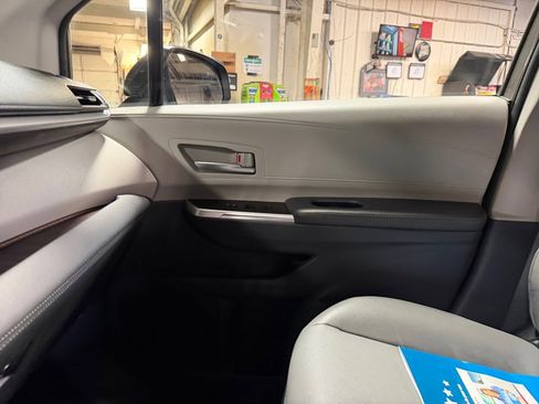Certified 2024 Toyota Sienna XLE FWD image 35