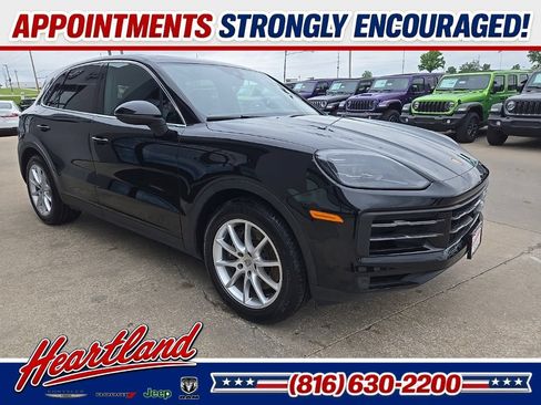 Used 2024 Porsche Cayenne w/ Premium Package AWD/4WD image 14