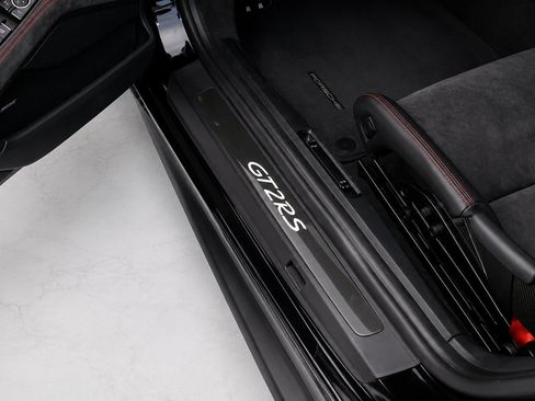Used 2018 Porsche 911 GT2 RS RWD image 2
