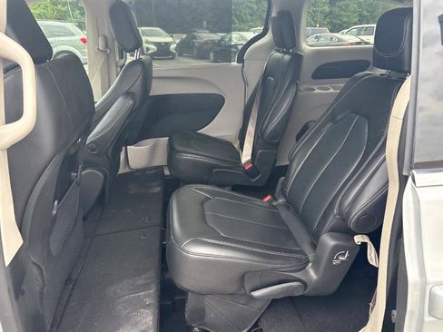 Used 2024 Chrysler Pacifica Touring-L FWD image 6