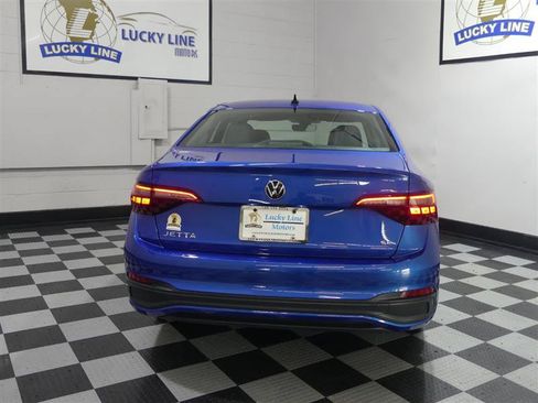 Used 2024 Volkswagen Jetta SE FWD image 8
