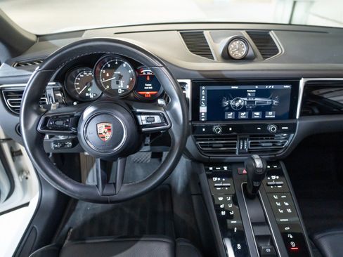 Certified 2023 Porsche Macan AWD/4WD image 27