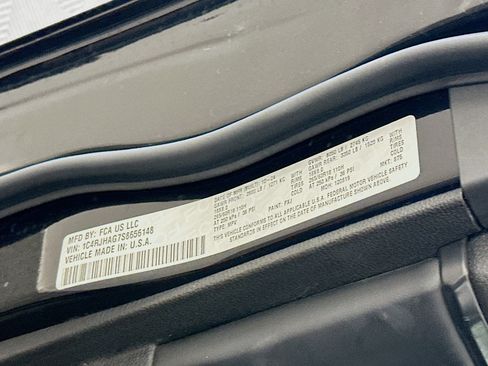 Used 2025 Jeep Grand Cherokee Altitude image 12